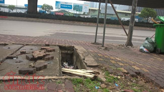 Miệng hầm công trình ngầm như 'bẫy' người đi đường ảnh 1